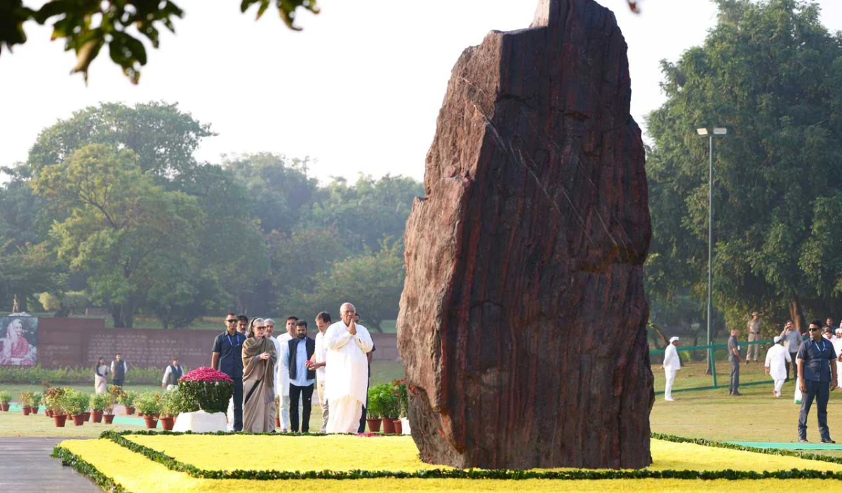 Congress Leaders Pay Tribute to Indira Gandhi on Her 42nd Death Anniversary