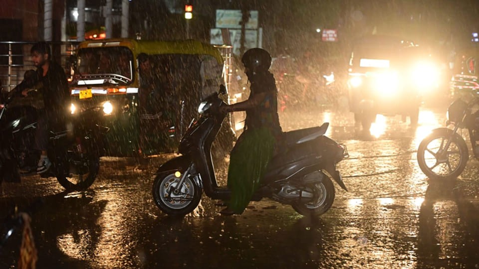 यूपी के कई शहरों में बारिश के आसार, 50 किमी की रफ्तार से चलेंगी हवाएं