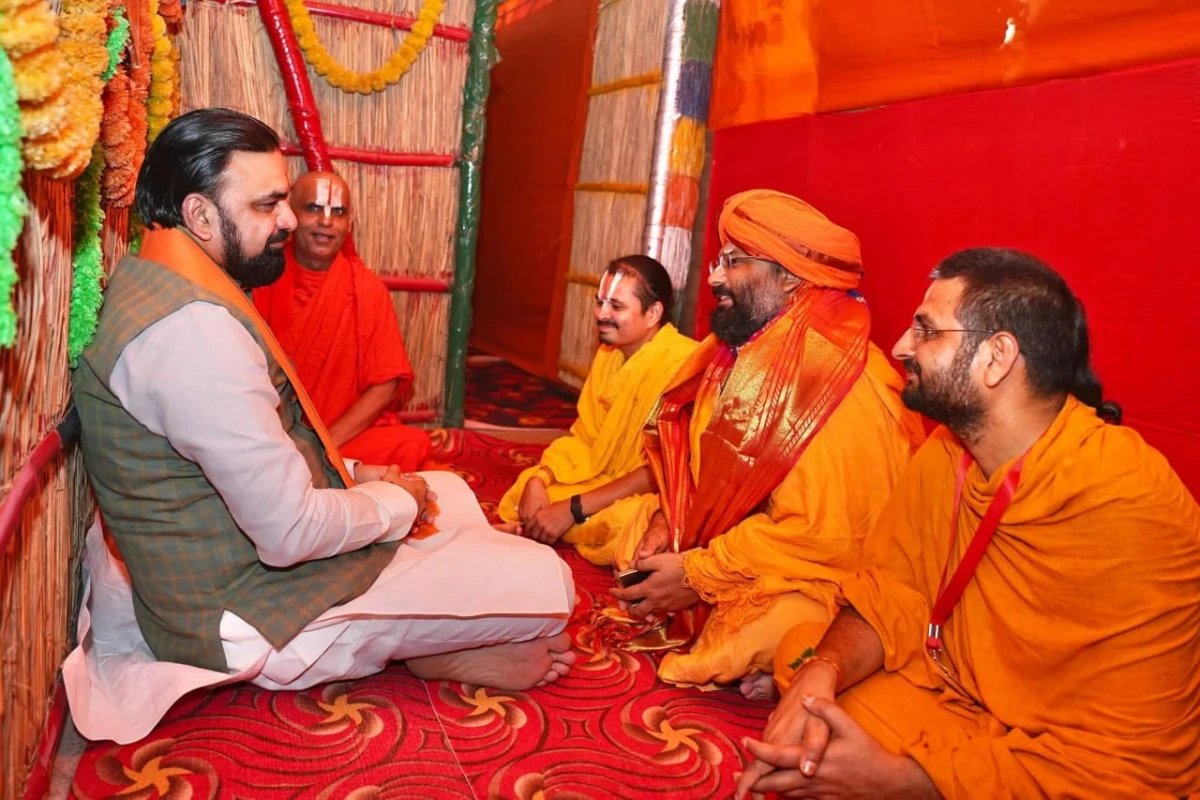CM SEEKS BLESSINGS FFROM JIYAR SWAMI