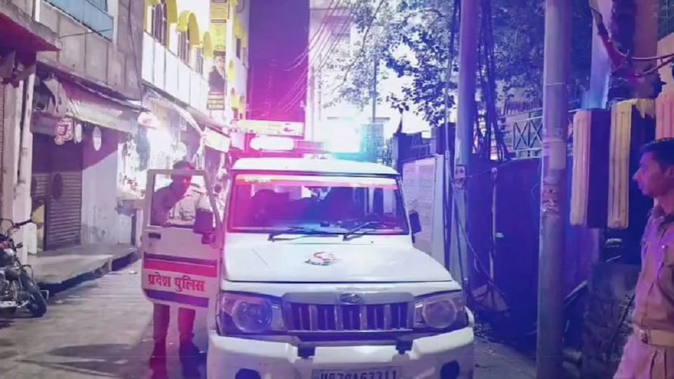 करवा चौथ पर पति की हर्ष फायरिंग से पत्नी घायल, गंभीर हालत में आगरा रेफर