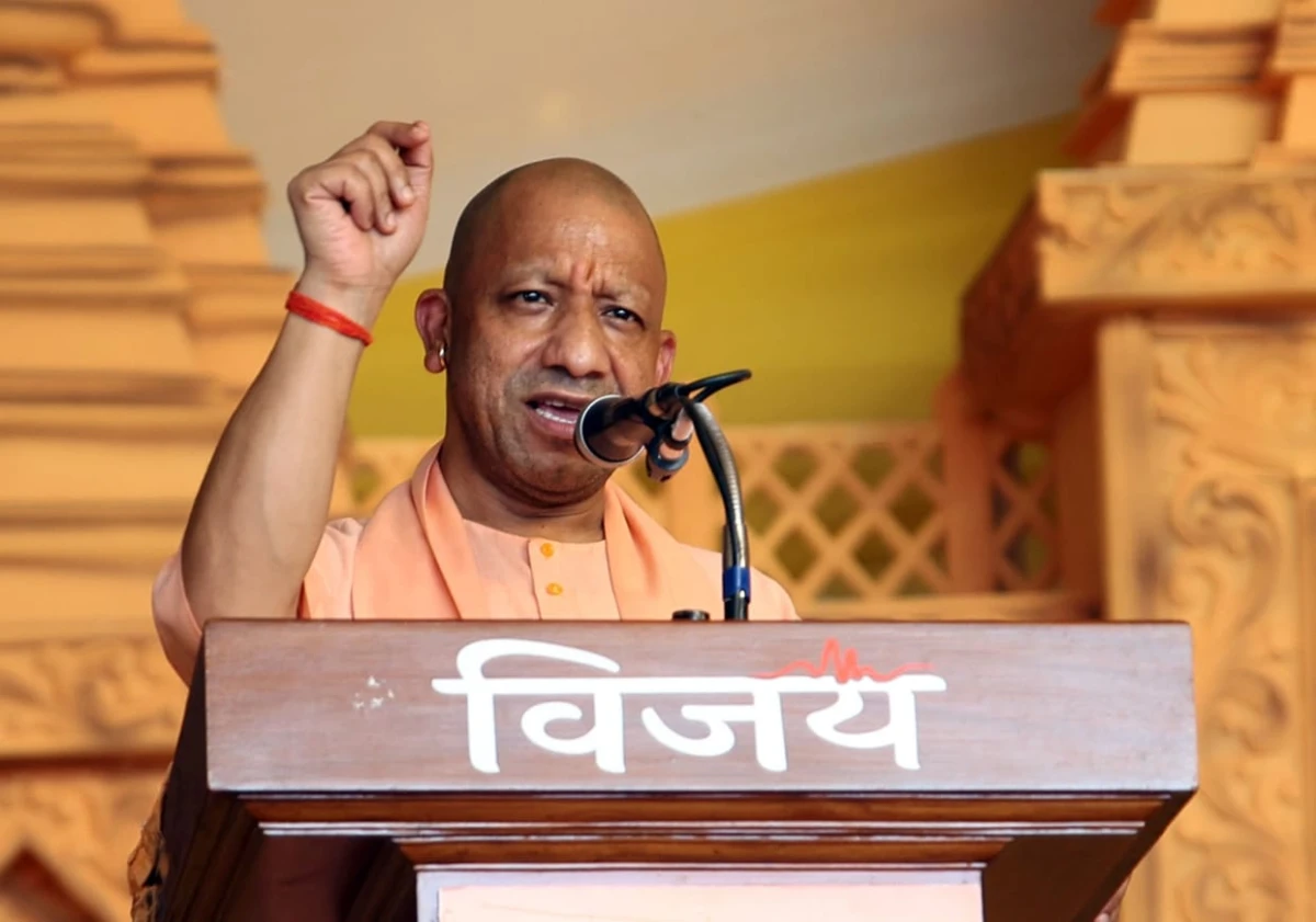 यूपी में रात तक गुलजार रहते हैं बाजार, व्यापारियों का डर खत्म होने का सीएम योगी ने किया दावा