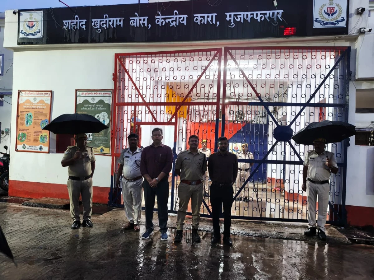 डीएम और एसएसपी ने मुजफ्फरपुर जेल में किया औचक छापेमारी : घंटो तक चली सघन निरीक्षण में