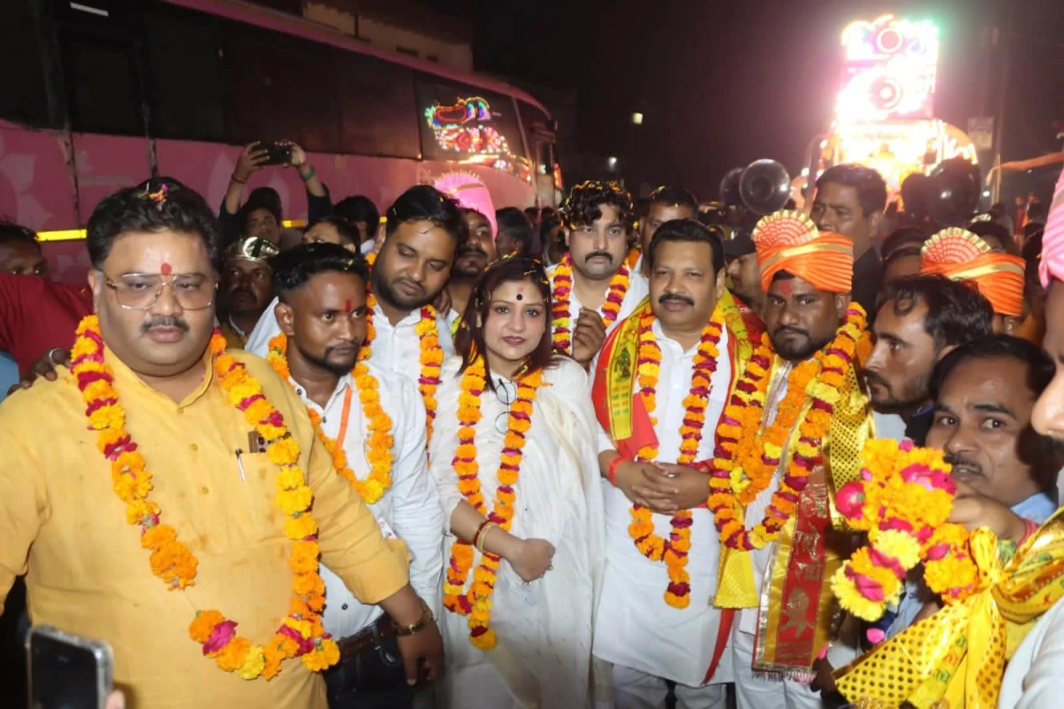 हाथरस में धूमधाम से निकली महर्षि वाल्मीकि शोभायात्रा, जगह-जगह हुआ स्वागत