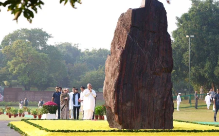 Congress Leaders Pay Tribute to Indira Gandhi on Her 42nd Death Anniversary
